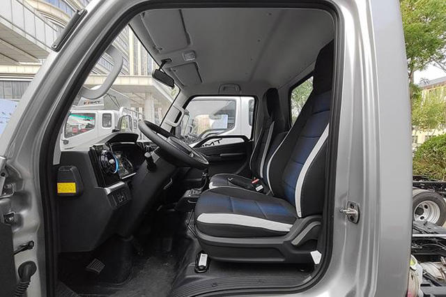 ��(n��i)����A�и��� ���Ի����ø��ӳ�ɫ �����Ը���